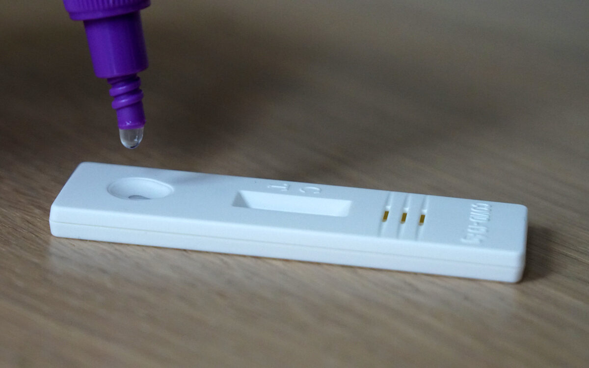 Ein Schnelltest auf Corona auf den Test fällt ein Tropfen der Test ist negativ Ein Schnelltest auf Corona auf den Test fällt ein Tropfen der Test ist negativ
